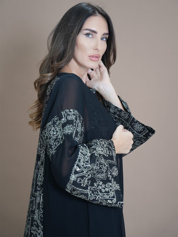 Timeless Elegance Abaya Modern Traditional Wear Floral Embroidered Abaya Luxury Evening Wear Sophisticated Black Abaya