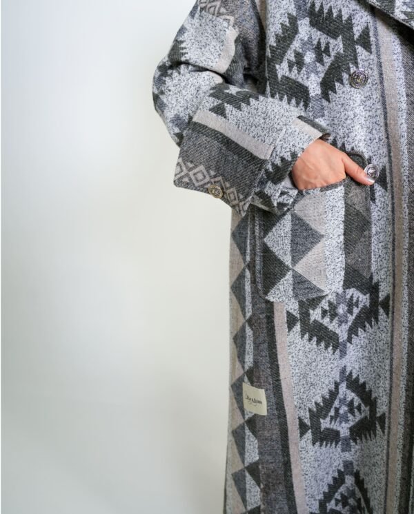 aztec-geometric-mantle-styled-look – Styled mantle coat paired with beige outfit and gold accessories for a bohemian vibe.