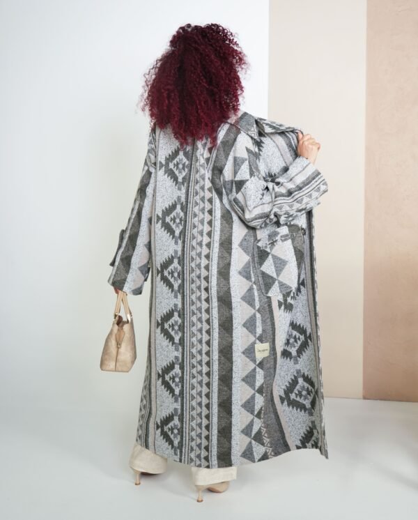 aztec-geometric-mantle-styled-look – Styled mantle coat paired with beige outfit and gold accessories for a bohemian vibe.