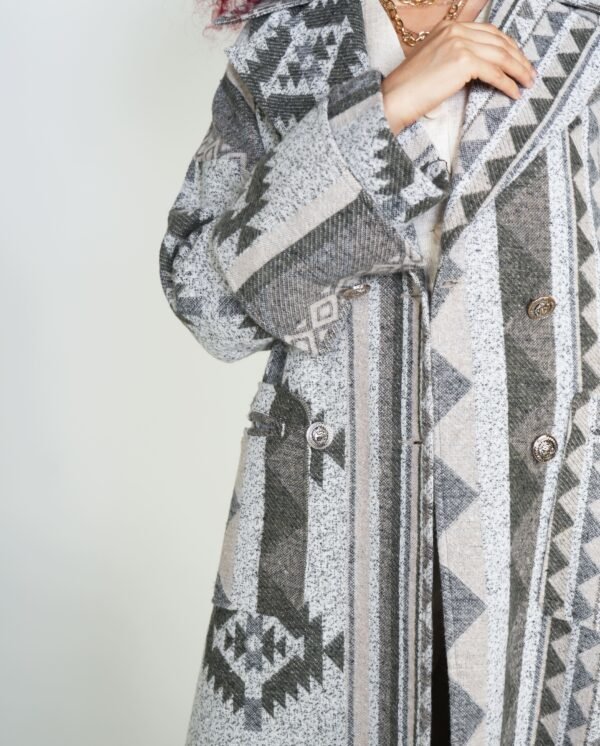 aztec-geometric-mantle-styled-look – Styled mantle coat paired with beige outfit and gold accessories for a bohemian vibe.