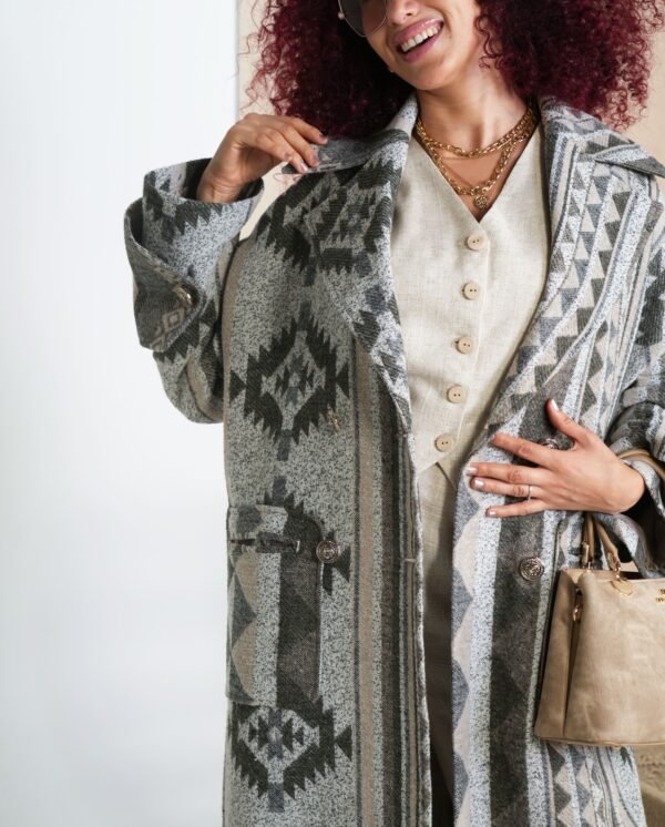 aztec-geometric-mantle-styled-look – Styled mantle coat paired with beige outfit and gold accessories for a bohemian vibe.