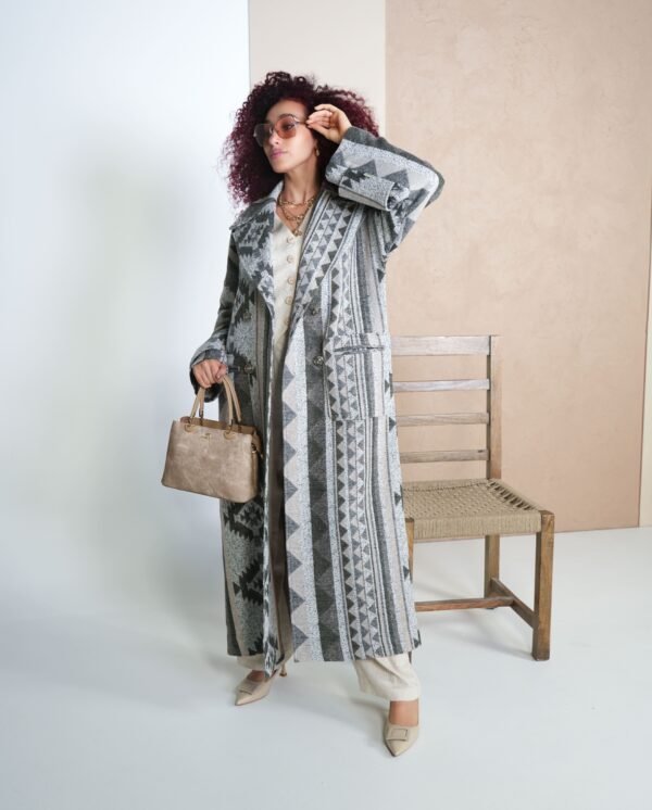 aztec-geometric-mantle-styled-look – Styled mantle coat paired with beige outfit and gold accessories for a bohemian vibe.