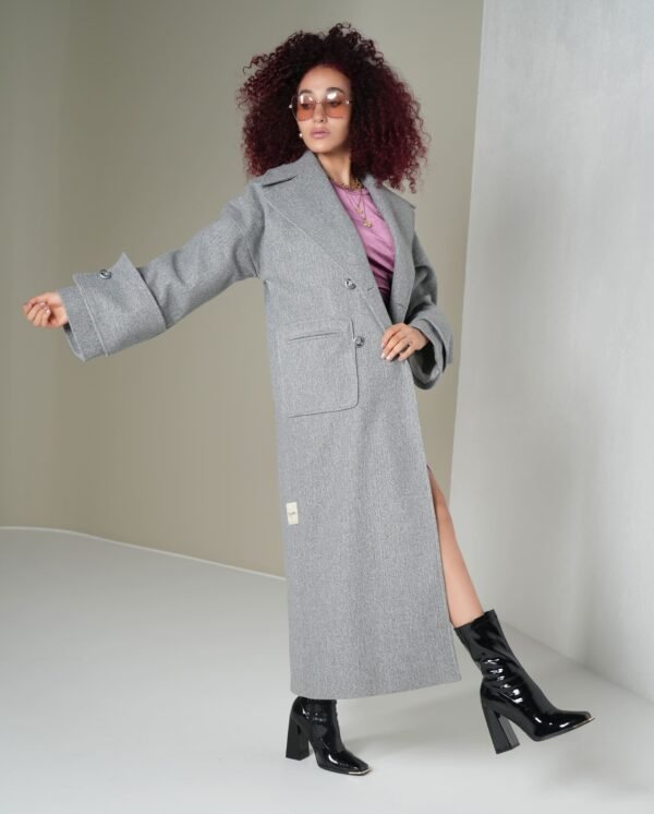 light-grey-mantle-styled-look – Styled light grey coat paired with a purple top and black boots for a modern finish.