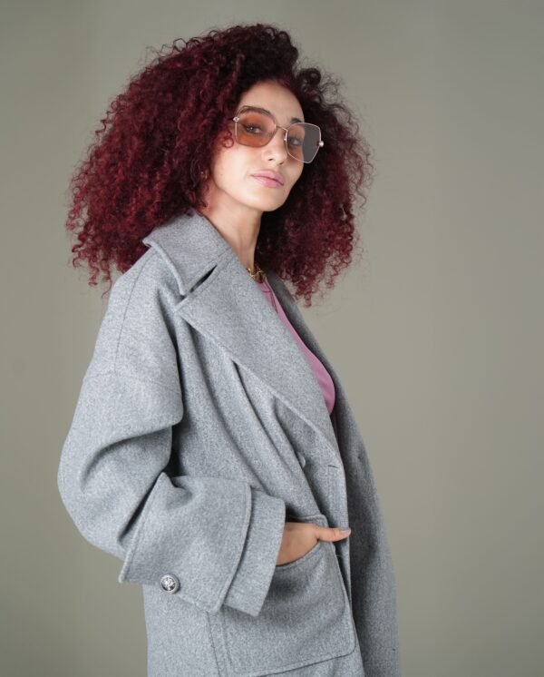 light-grey-mantle-styled-look – Styled light grey coat paired with a purple top and black boots for a modern finish.