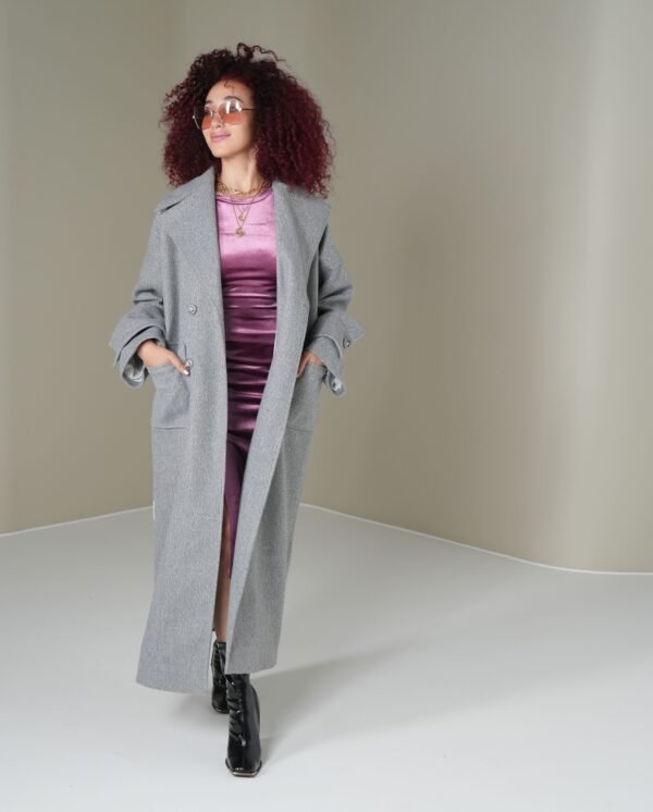 light-grey-mantle-styled-look – Styled light grey coat paired with a purple top and black boots for a modern finish.