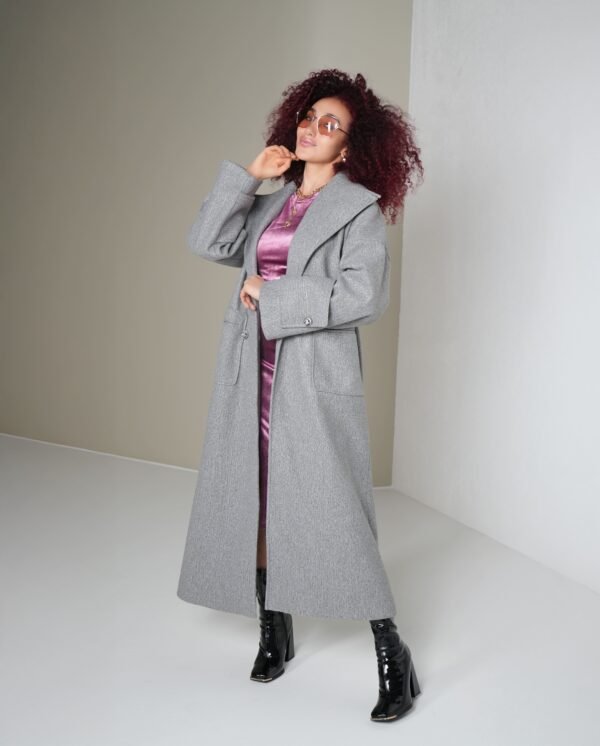 light-grey-mantle-styled-look – Styled light grey coat paired with a purple top and black boots for a modern finish.